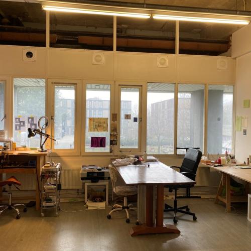 Een lichte, goed uitgeruste studieruimte of laboratorium met grote ramen, werktafels en onderzoekapparatuur.