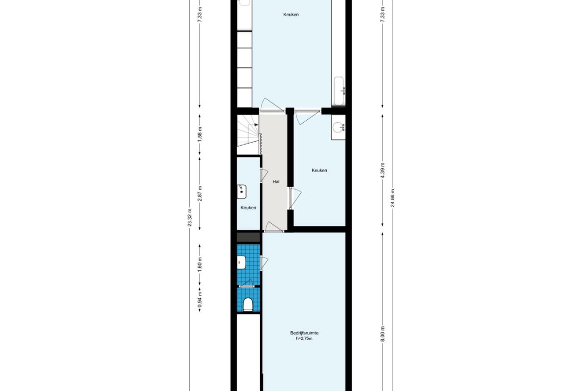Architectuurplattegrond van een smal huisontwerp met verschillende kamers en ruimtes.