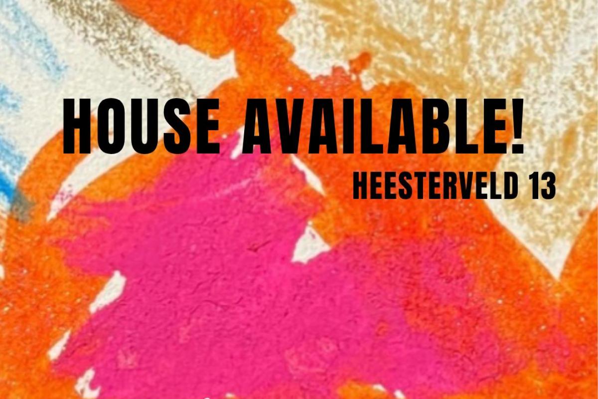 Aankondiging op een kunstzinnige poster: "HOUSE AVAILABLE!" op Heesterveld 13 voor kunstenaars met kinderen.