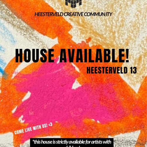 Aankondiging op een kunstzinnige poster: "HOUSE AVAILABLE!" op Heesterveld 13 voor kunstenaars met kinderen.