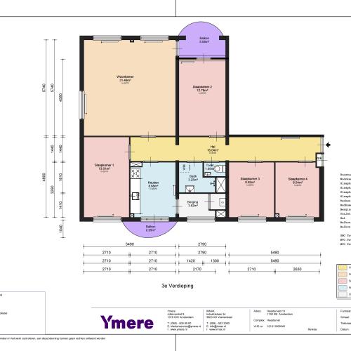 Architectuurplattegrond van een woonhuis met verschillende kamers, inclusief keuken, woonkamer en slaapkamers.