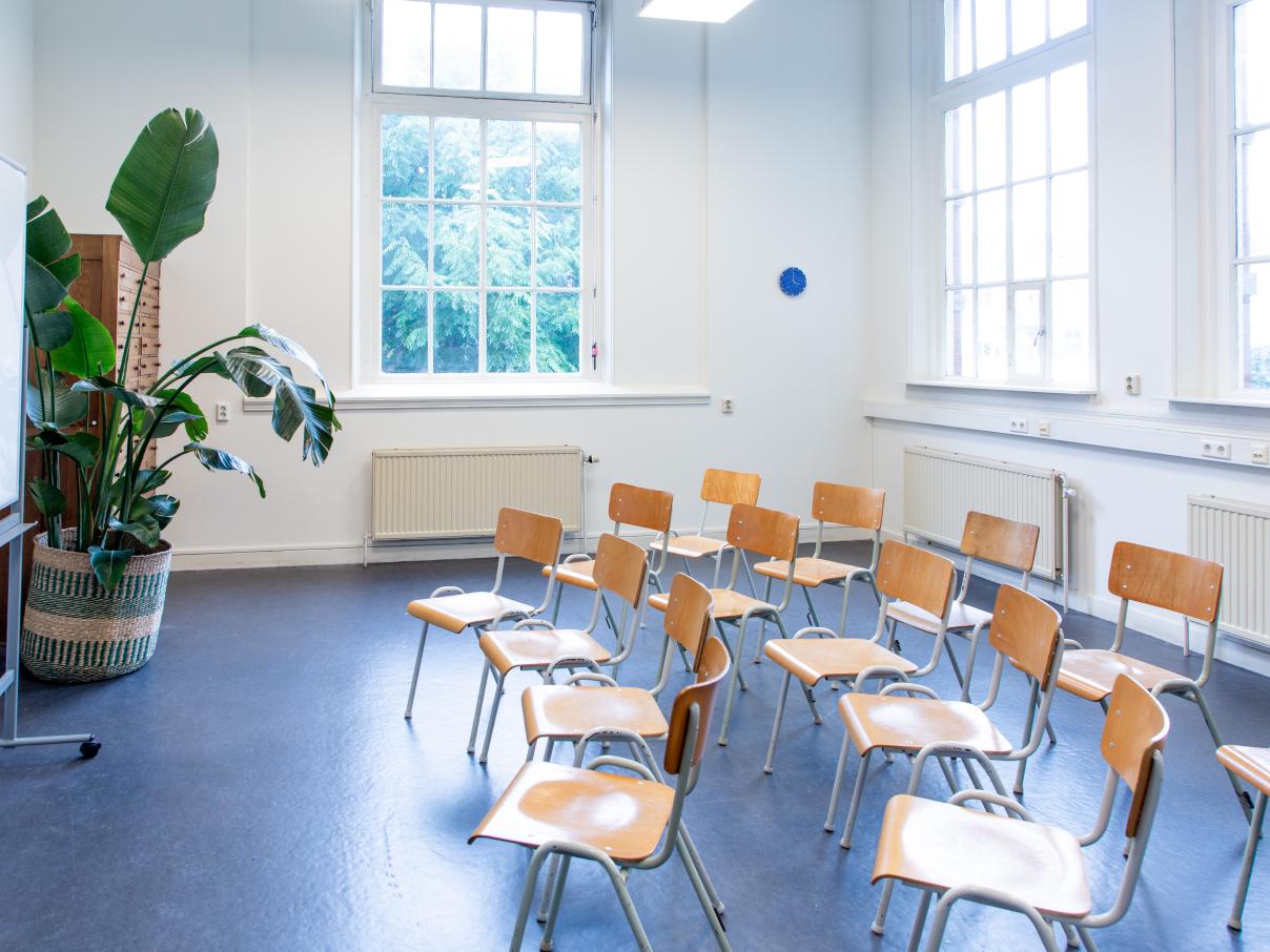 Stoelen in bioscoop opstelling voor een whiteboard. Gezien vanaf de zijkant.